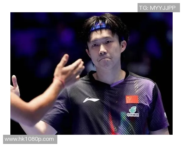 打丢！王楚钦无比沮丧，拿头磕球台，掐腰摇头苦笑，遭樊振东双杀